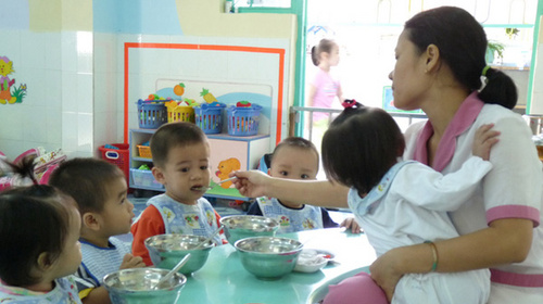 anh-chang-che-co-giao-mam-non-chan-no-tat-kia-bi-nem-da-khong-nuong-tay_500