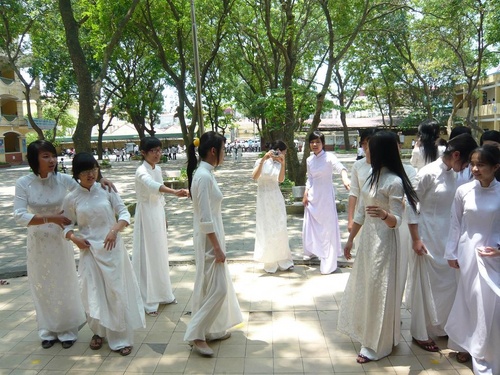 http://d4.violet.vn/uploads/blogs/727651/bo_suu_tap/thoi_ao_trang1/ao_dai_500.jpg